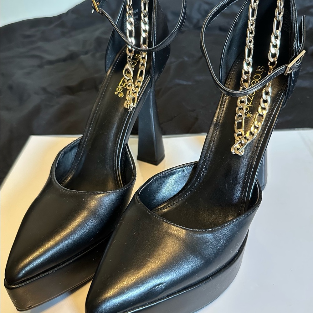 Shoe Dazzle Black Platform Heels with Gold Chain